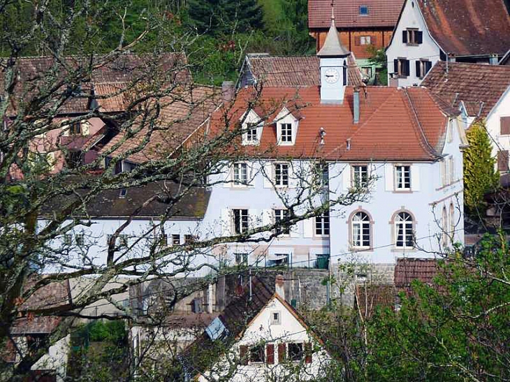 Clocheton sur la mairie car le village est sans église - Hohrod