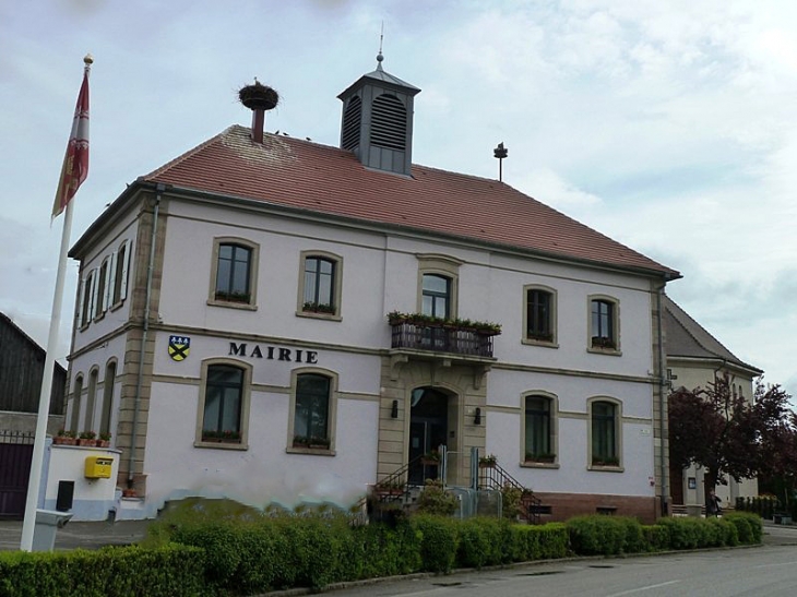 La mairie.Le 1er Janvier 2016, les communes Holtzwihr et Riedwihr ont fusionné pour former la nouvelle commune Porte-du-Ried