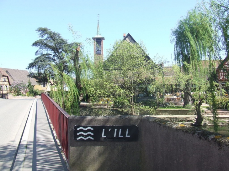 L'ill, rivière qui traverse le village, en fond le restaurant de l'ill avec plusieurs étoiles au guide michelin - Illhaeusern