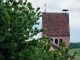 le nid de cigognes sur le toit de la chapelle
