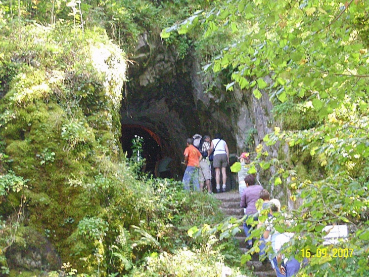 Entrée de la Barbacane, une galerie de 20 m de long creusée entièrement dans le rocher. - Kruth