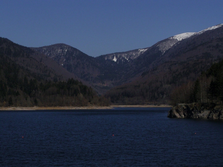 Lac de Kruth - Wildenstein. Le versant enneigé le Rothenbachkopf, avec ses 1.315 m d'altitude