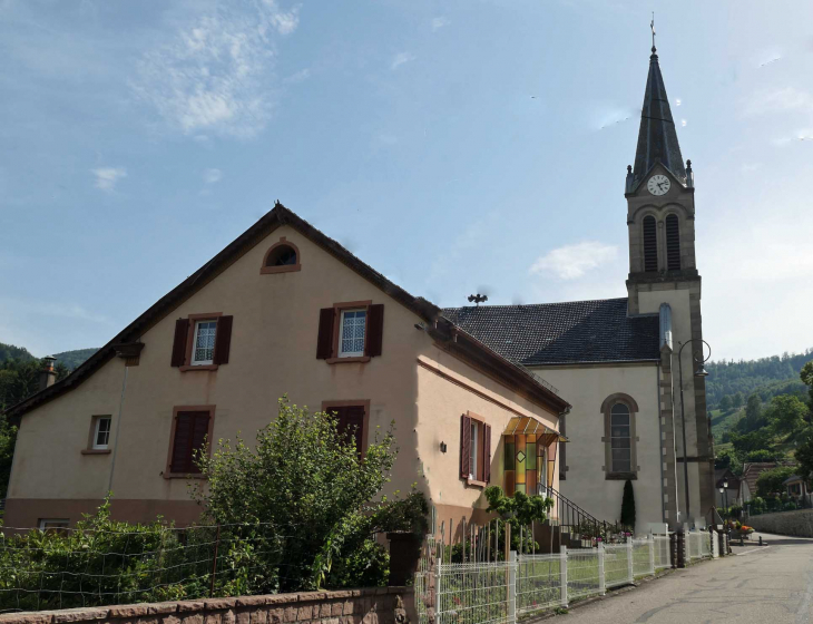 L'église dans le village - Mitzach