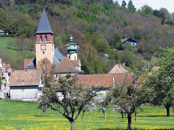 Vue sur le temple et l'église - Muhlbach-sur-Munster