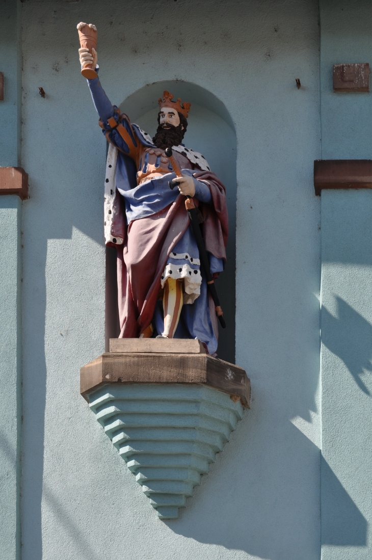 Gambrinus, fils d'Heni III, il améliora la fabrication de la bière en y ajoutant du houblon. - Neuf-Brisach