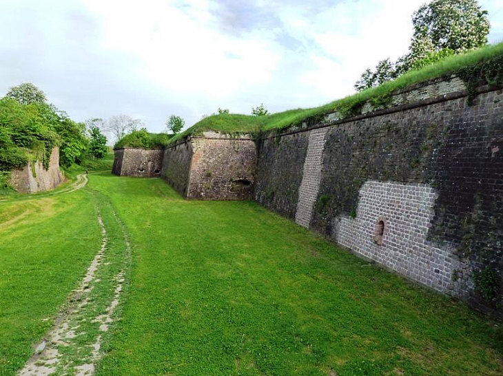 Le fossé et les remparts de la citadelle Vauban - Neuf-Brisach