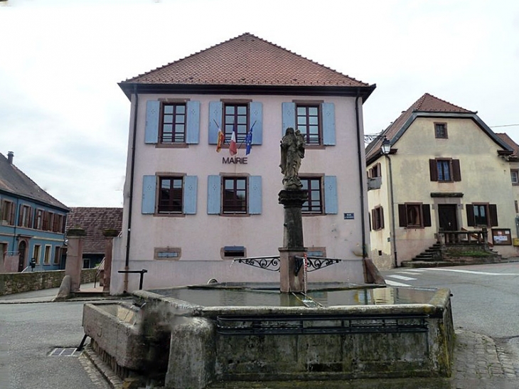 Fontaine de la Vierge devant la mairie - Osenbach