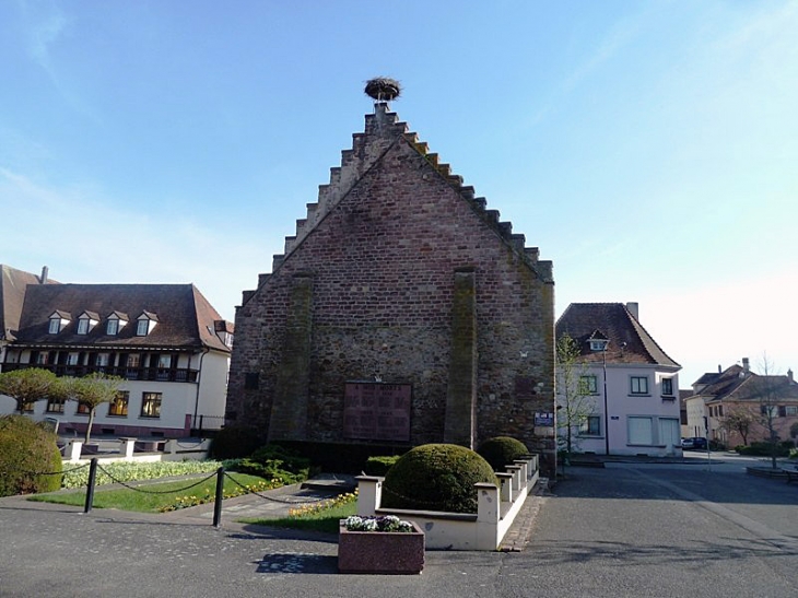 Le mur aux cigognes : seul vestige de la destruction de 1944, monument aux morts - Ostheim