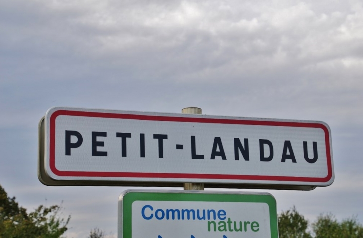  - Petit-Landau