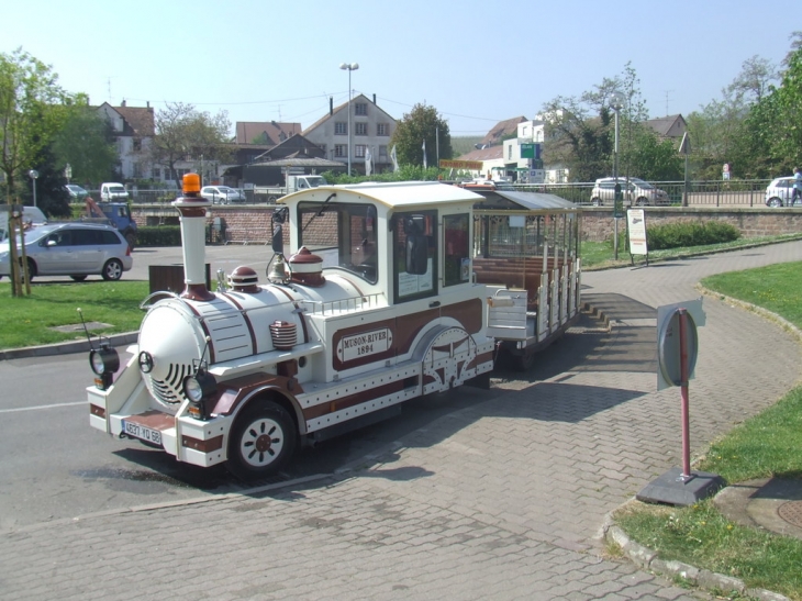 Petit train touristique de la ville, il parcourt en saison touristique les vignes à la tombée de la nuit, mais également toute la vieille ville et le centre touristique - Ribeauvillé