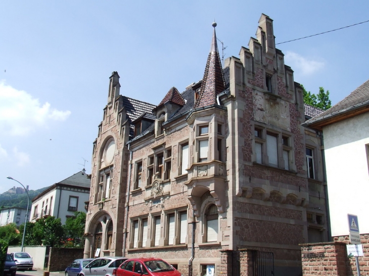 Batiment de l'ancienne poste qui se trouve rue klee, elle est maintenant occupée par des appartements. Très beau batiment - Ribeauvillé