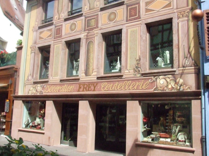 Boutique Frey à Ribeauvillé avec sa façade en trompe l'oeil