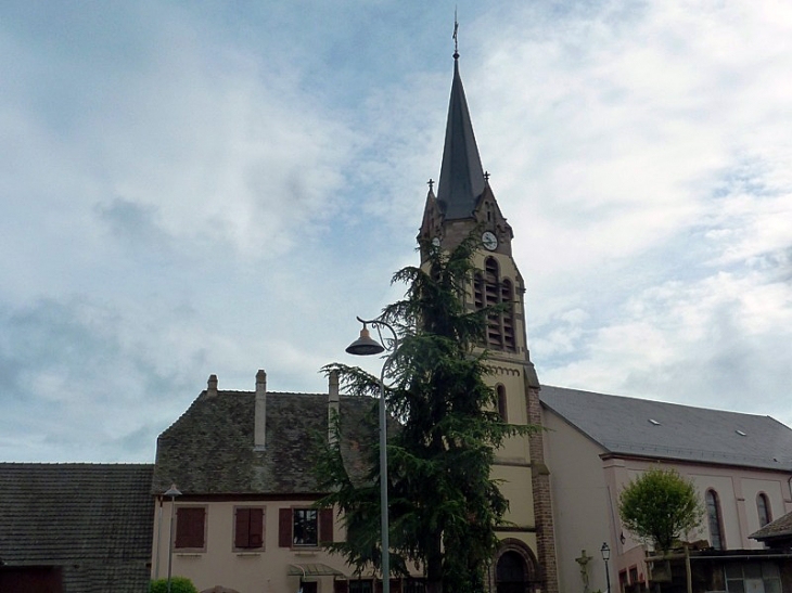 Dans le village; Le 1er Janvier 2016, les communes Holtzwihr et Riedwihr ont fusionné pour former la nouvelle commune Porte-du-Ried