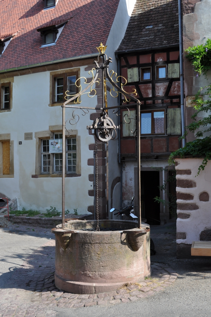 Le puits près  de l'église St-Evrard - Riquewihr