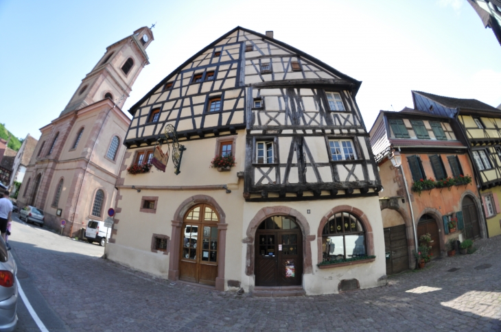 La place des Trois Eglises - Riquewihr