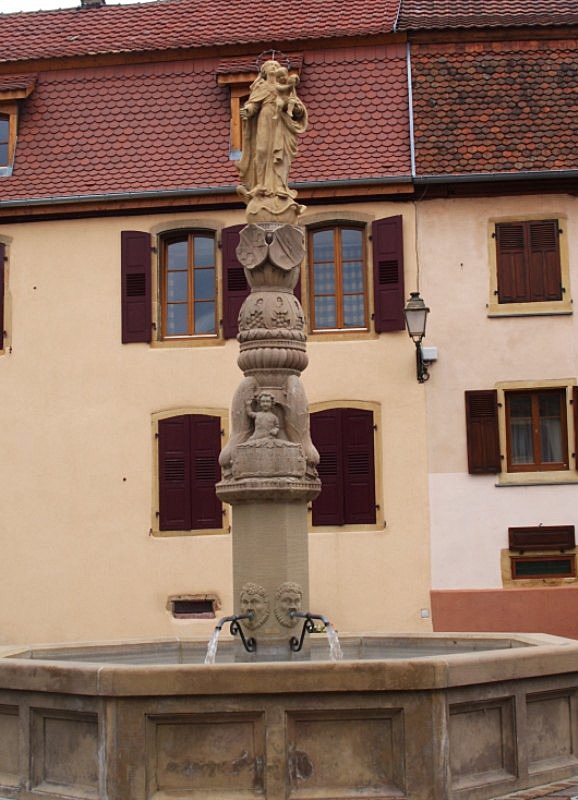 Fontaine dans la ville - Rouffach