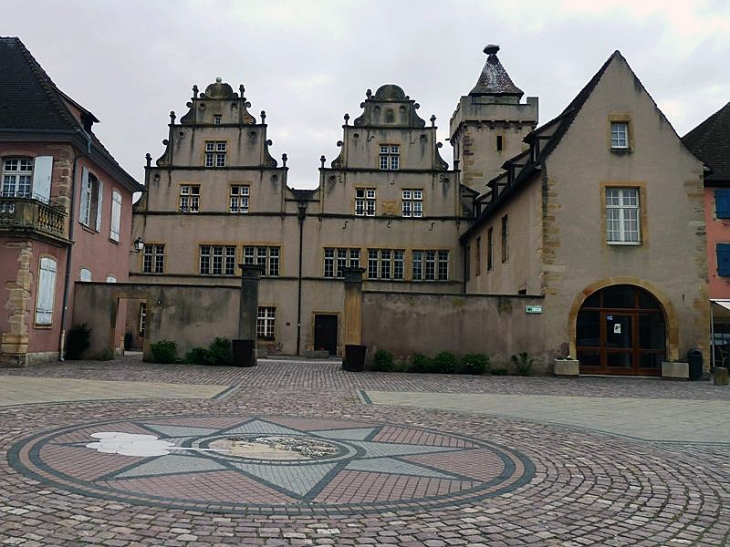 Place d'armes : l'ancien hôtel de ville - Rouffach