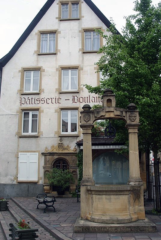 Puits devant une maison ancienne - Rouffach