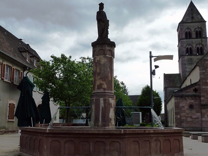 Fontaine de la Sainte Richarde. Le 1er Janvier 2016, les communes Kaysersberg, Kientzheim et Sigolsheim ont fusionné pour former la nouvelle commune Kaysersberg-Vignoble.