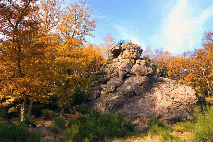 Rocher du Hirnelestein en forêt de Steinbach.