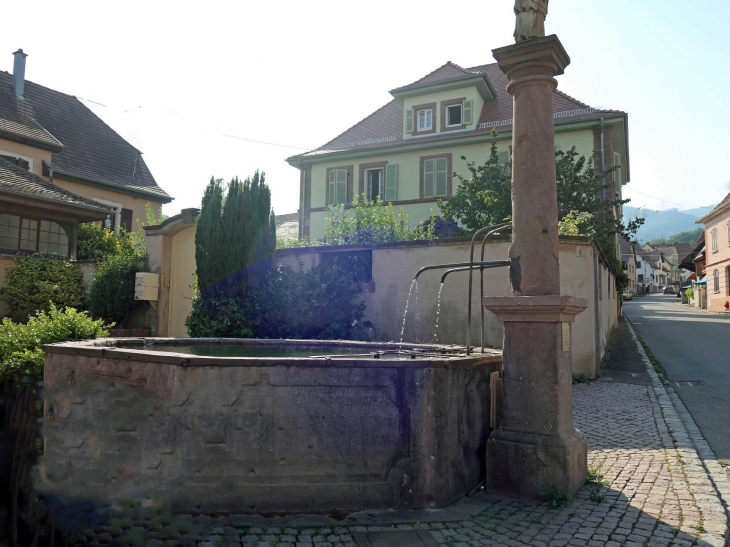 Fontaine dans le village - Wattwiller