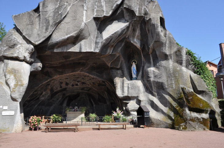 Reproduction fidèle de la grotte Massabielle de Lourdes - Wettolsheim