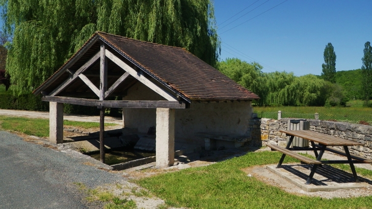 Le lavoir. - Ajat