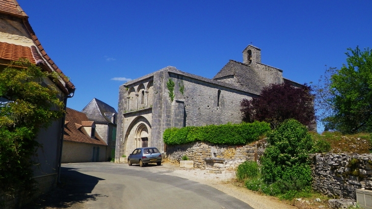 L'église de Beauzens XIIème (MH) couverte de Lauzes. - Ajat