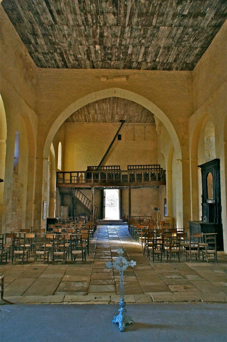 La nef de l'église vers le portail - Ajat