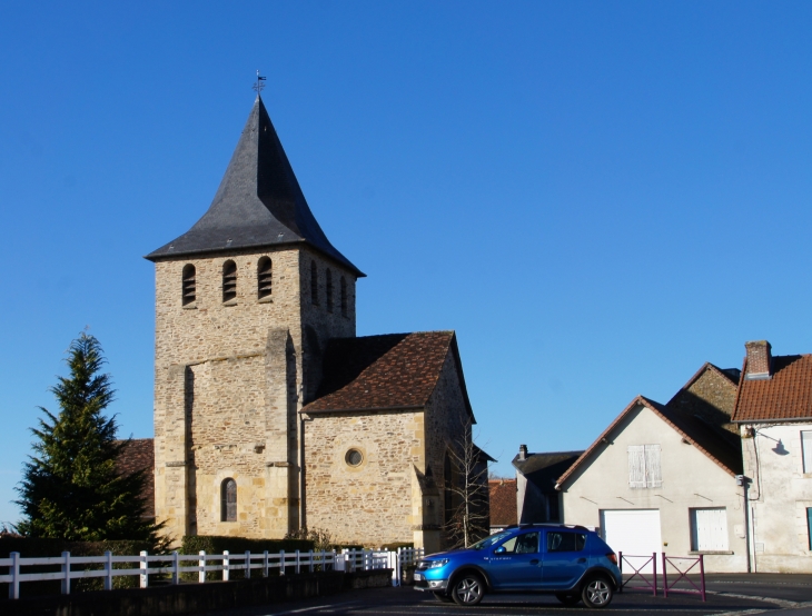 L'église Saint-Martin, de styles roman et gothique, bâtie en granit. - Angoisse