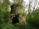 Au bord de l'Auvézère, ancien haut-fourneau de la route des canons.