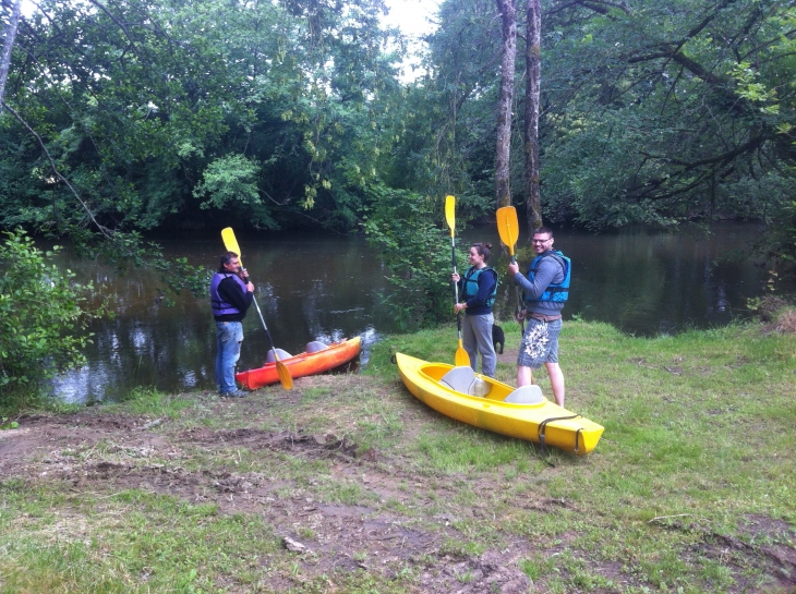 Départ pour une ballade en canoë sur L'Isle - Antonne-et-Trigonant