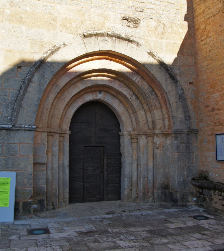 Le portail de l'église Saint-etienne). - Archignac