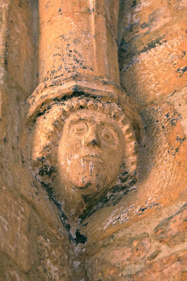 Eglise Saint-Etienne : corbeau sculpté. - Archignac