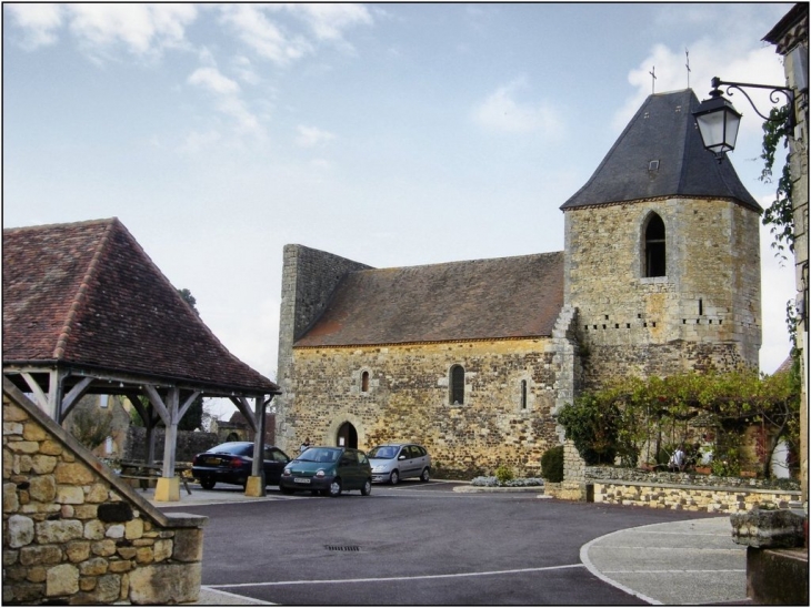 Halle couverte et église romane du 12ème siècle - Audrix