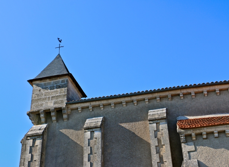 Le clocheton sur la pertie occidentale de l'église Saint Martial. - Augignac