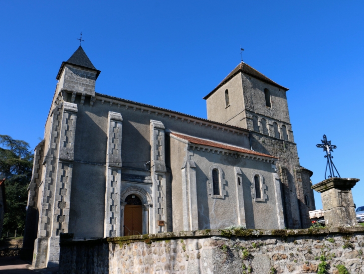 Façade sud de l'église Saint Martial et sa croix. - Augignac