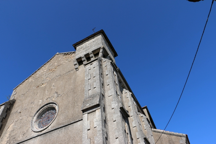 Détail de l'église Saint Martial. - Augignac