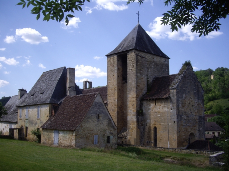 Le presbytére et le clocher de l'église. - Auriac-du-Périgord