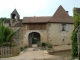Photo suivante de Auriac-du-Périgord vue à l'église et une vieille porte