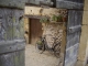 Photo suivante de Auriac-du-Périgord Dans la cour, un vieux vélo.