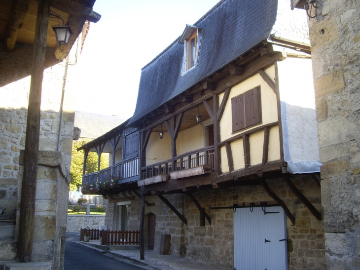 Maisons anciennes avec leurs galeries en surplomb. - Azerat