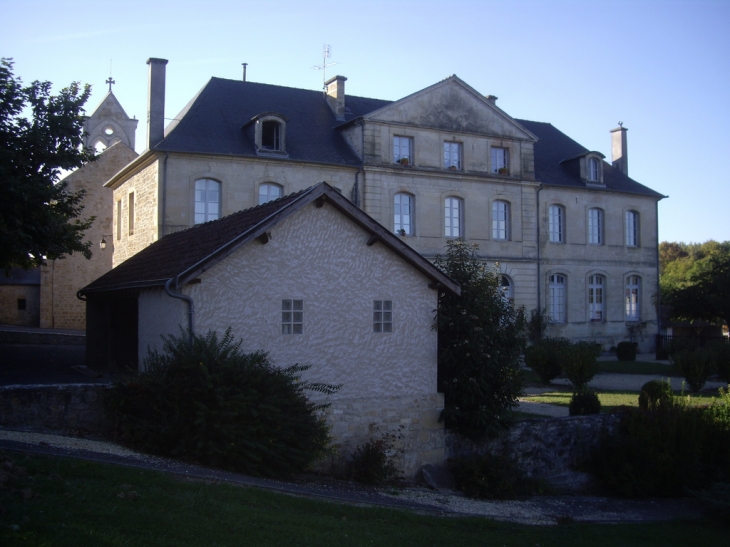 La mairie dans l'ancien château. - Azerat