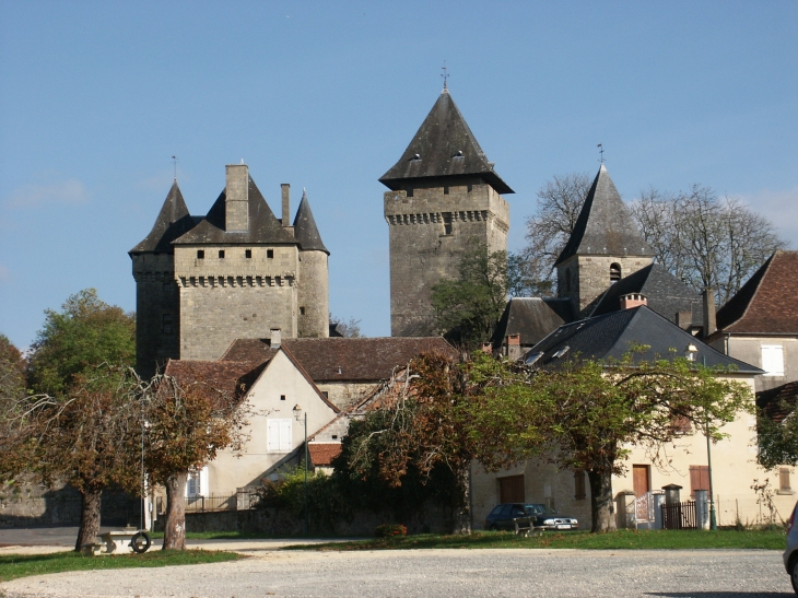 Vue sur le château, XIVe, XVe et XVIIe siècles. - Badefols-d'Ans