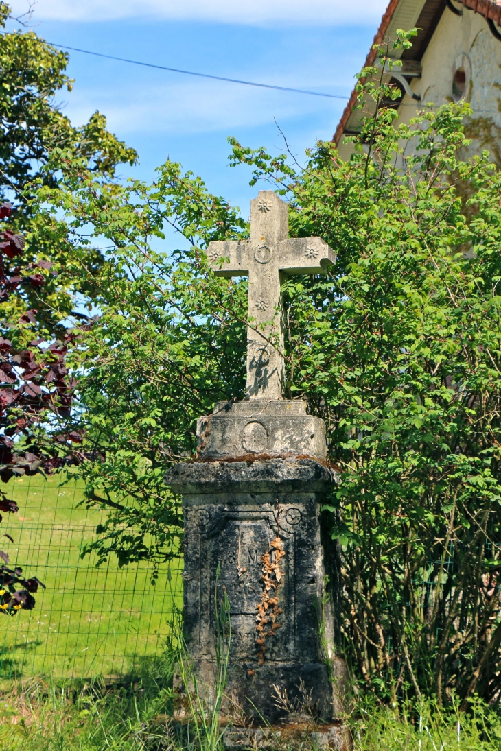 Croix de chemin. - Bardou