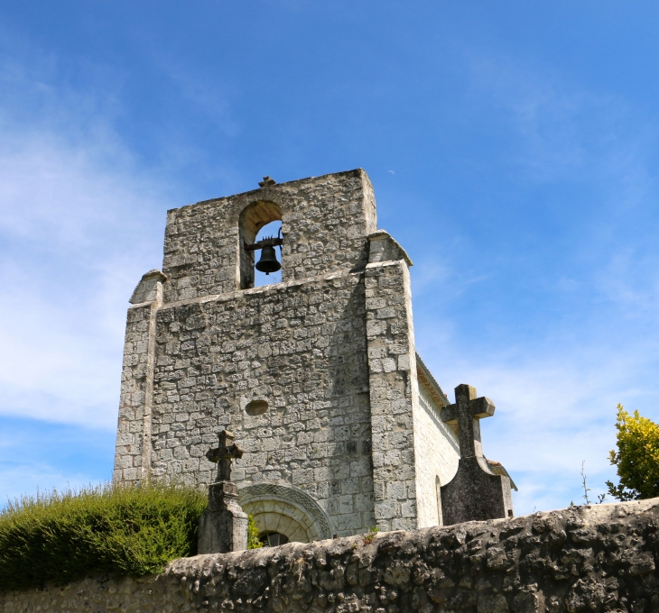 Façade occidentale de l'église Saint Blaise, romane. - Bardou