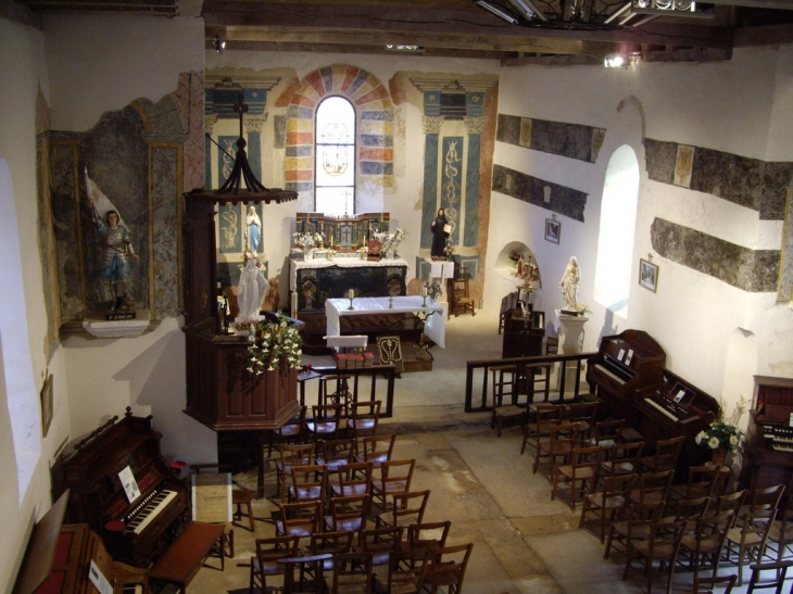 Le choeur de l'église et son retable-autel en bois doré et sculpté avec antépendium peint 18ème (C). - Bars