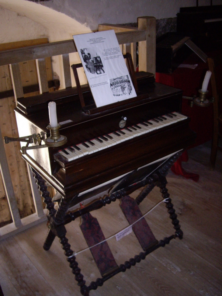 Harmonium portable. - Bars