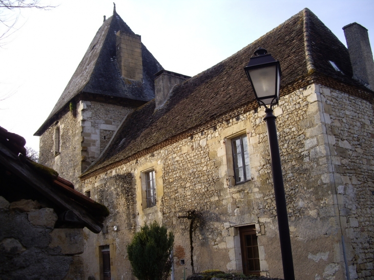 Maison forte dans le bourg. - Bars