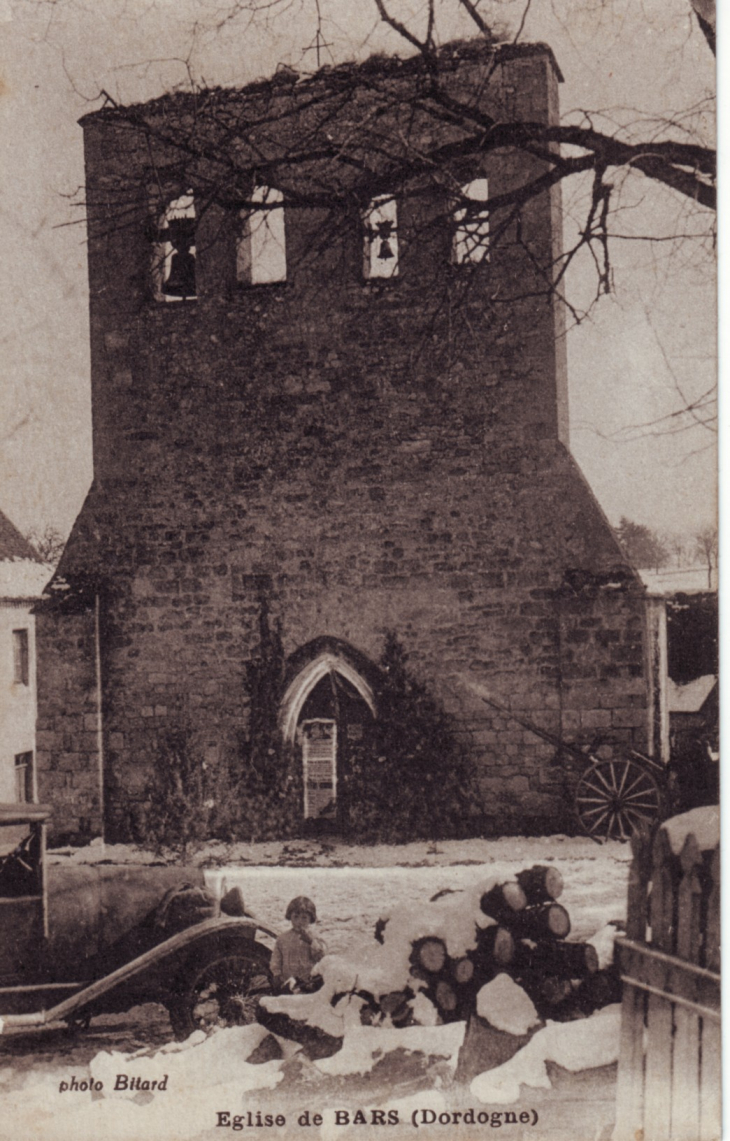 Eglise de Bars et voiture du boulanger